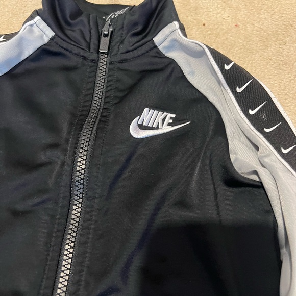 Nike Kids Jacket Black and Gray - Picture 2 of 3